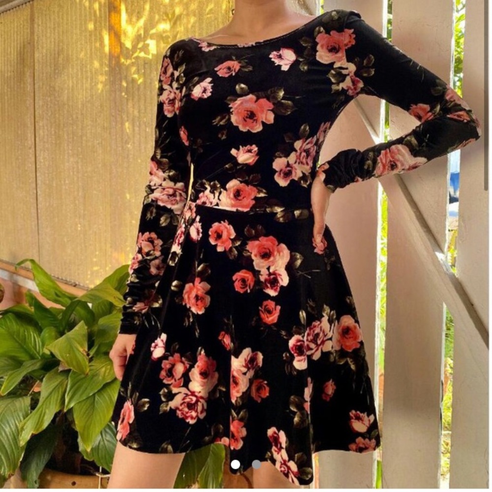 Amazing velvet floral print dress 🌹🌿